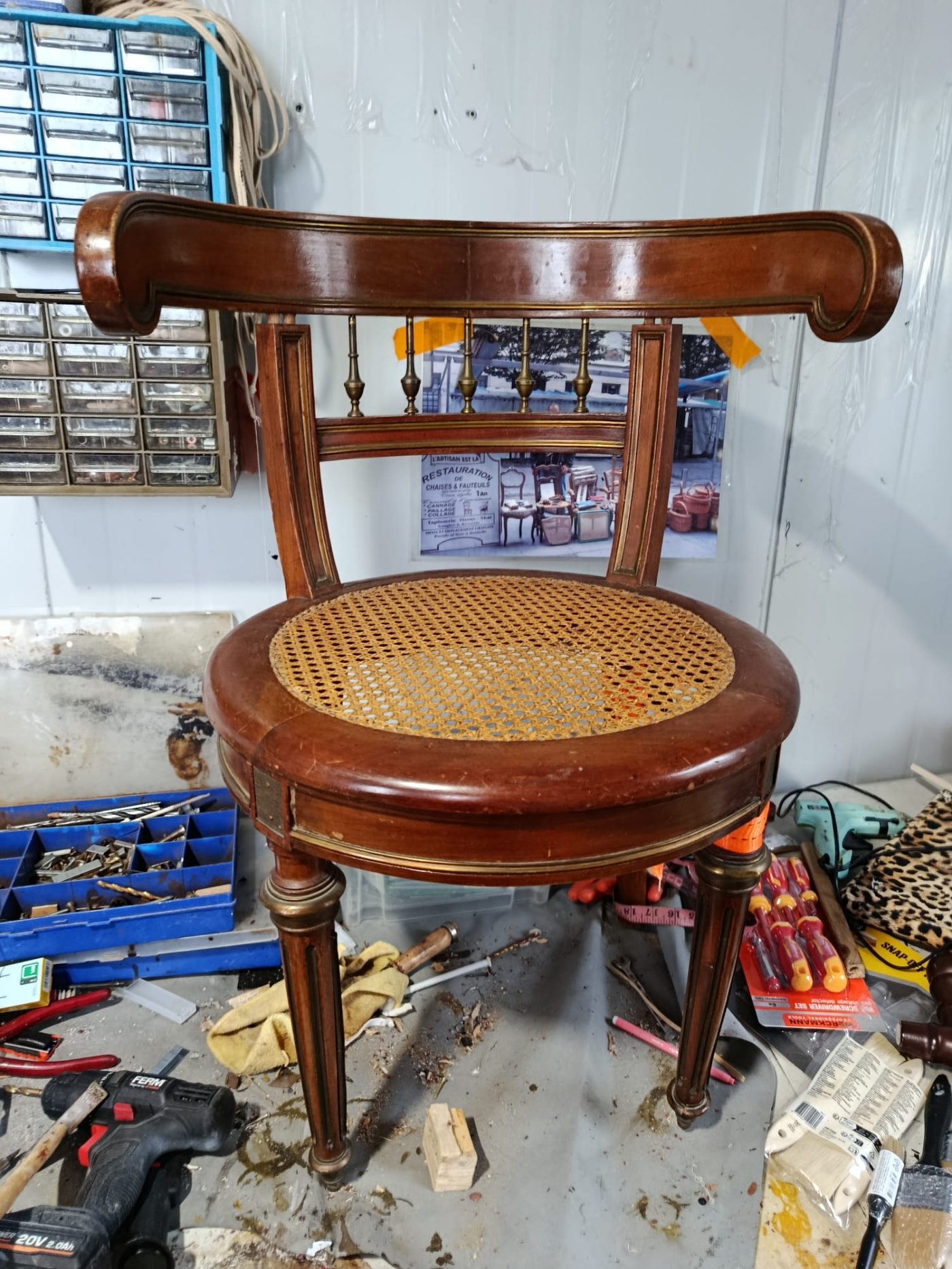 Fauteuil Louis XV restauré dans notre atelier