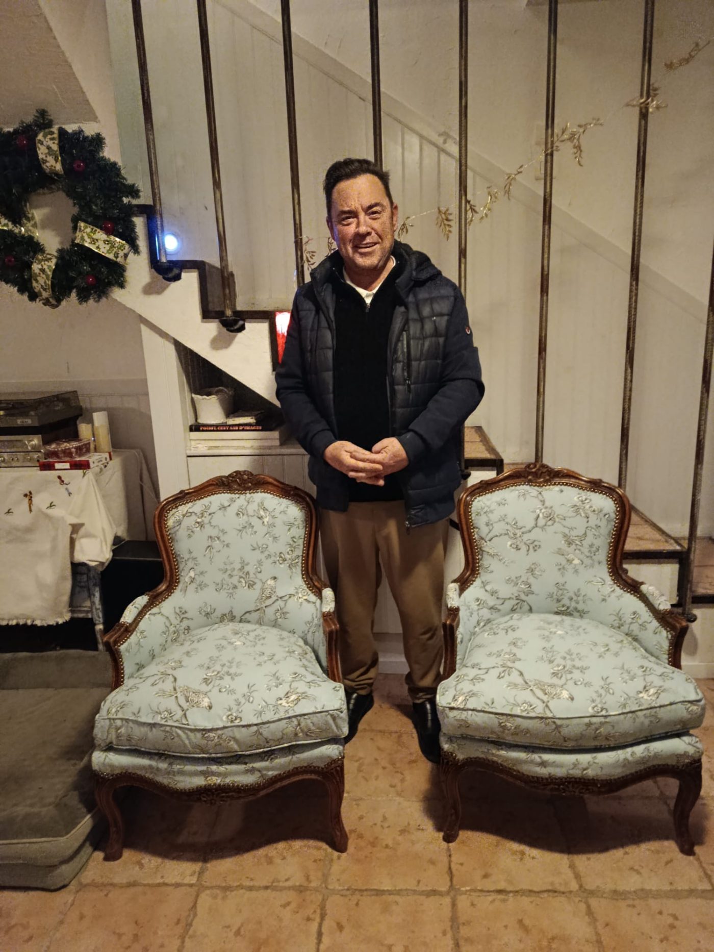 Fauteuil de style retapissé en velours