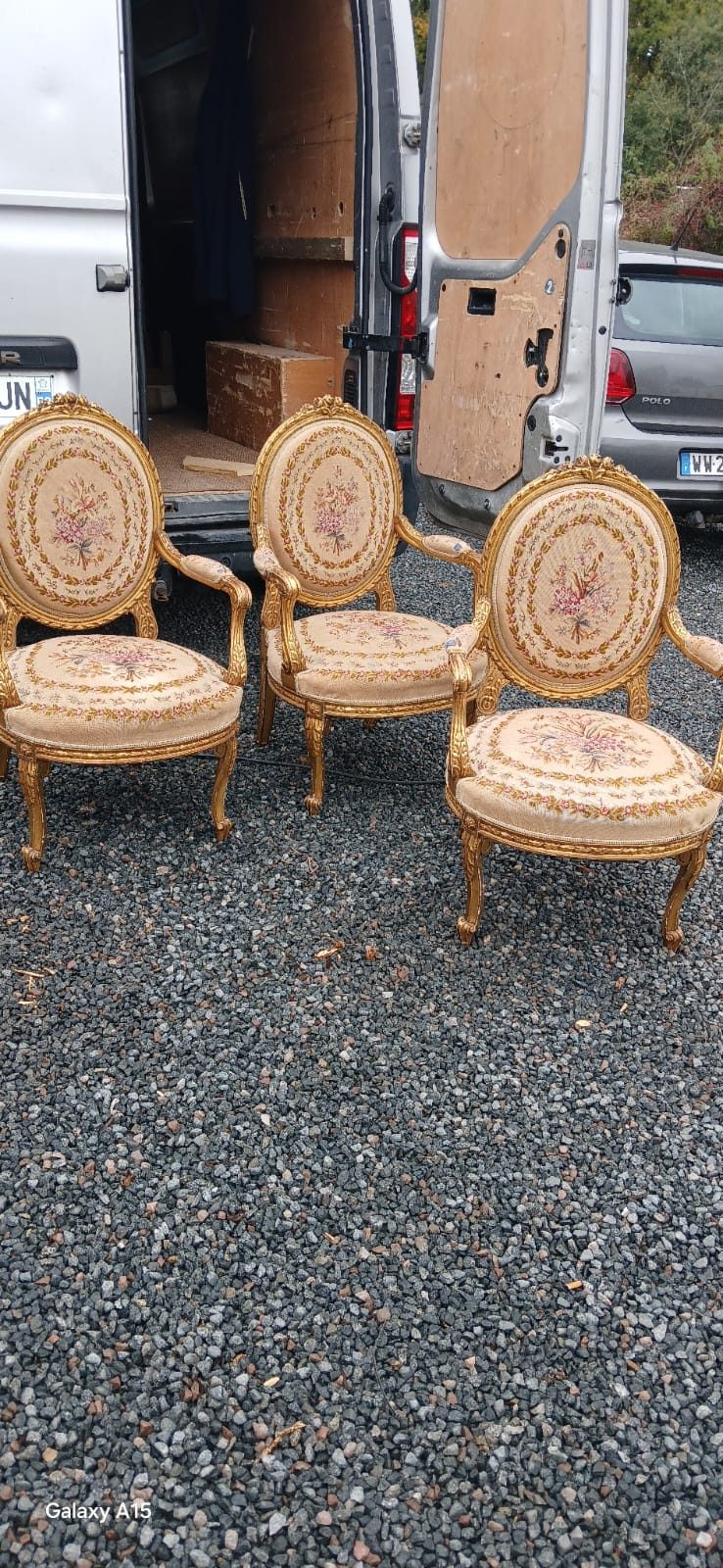 Travail de finition sur fauteuil tapissé